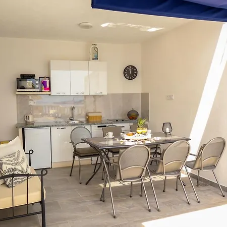 Apartman Valentina - Private Pool,200m From Omis