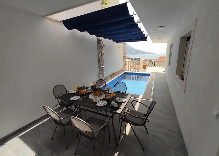 Apartment Valentina - Private Pool,200m From Omiš