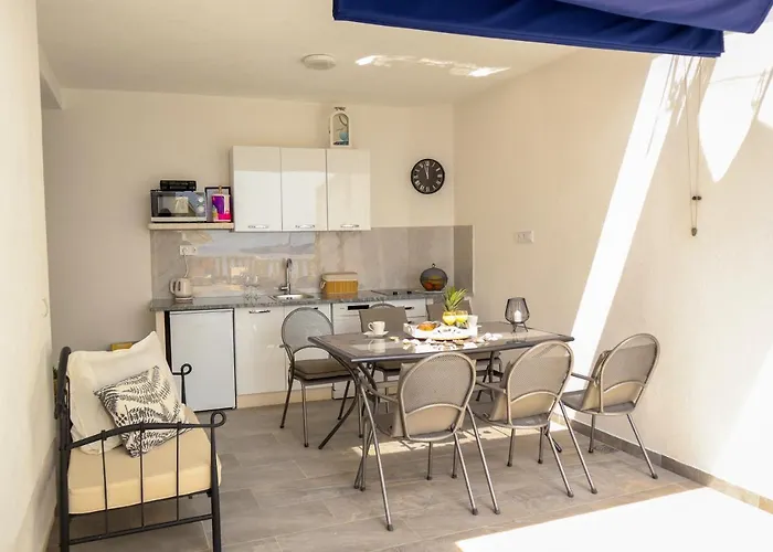 Apartment Valentina - Private Pool,200m From Omiš