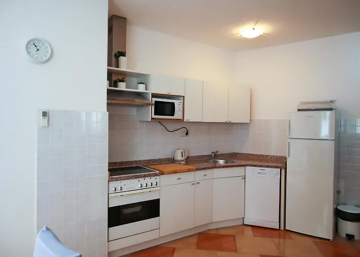 Apartment Valentina - Private Pool,200m From Omiš
